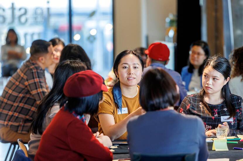 Deelnemers van de Townhallsessie Anti-Aziatisch Racisme in gesprek met elkaar, Amsterdam 19 mei 2022