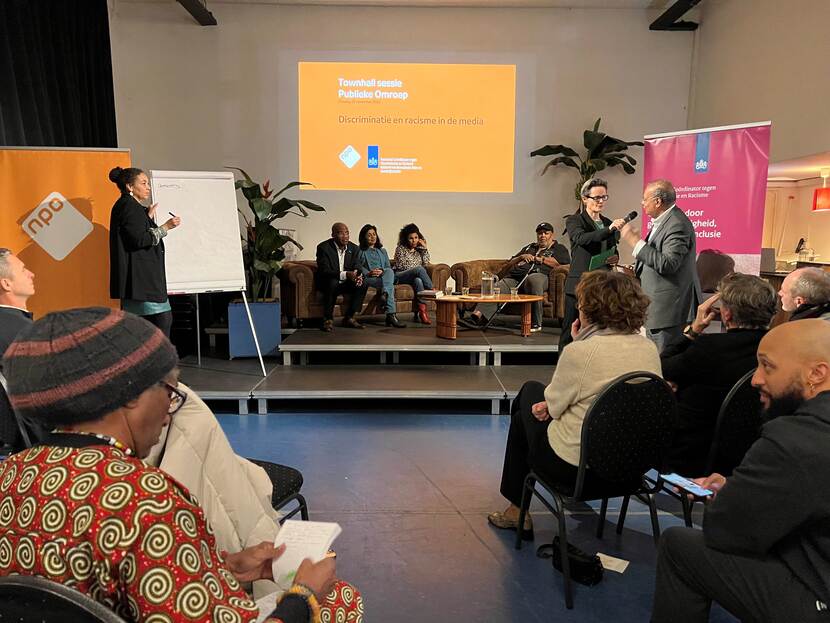 Rabin Baldewsingh aan het woord tijdens de Townhall-sessie over Media in Amsterdam